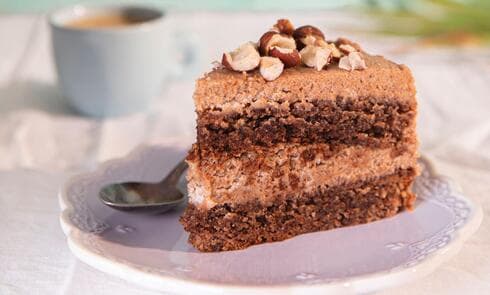 שכבות של עונג: עוגת קפה ואגוזים עם קרם תמרים