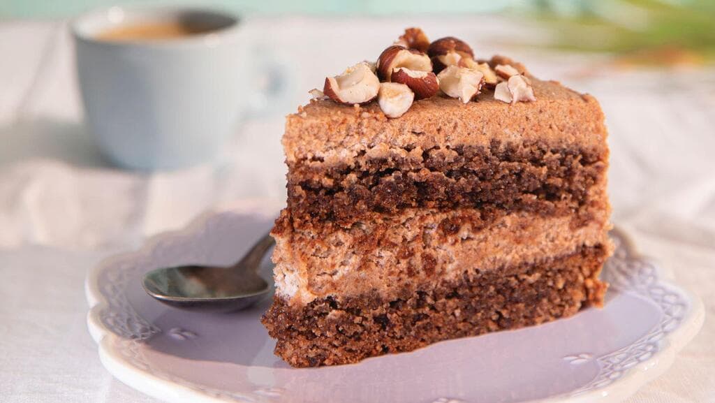 שכבות של עונג: עוגת קפה ואגוזים עם קרם תמרים