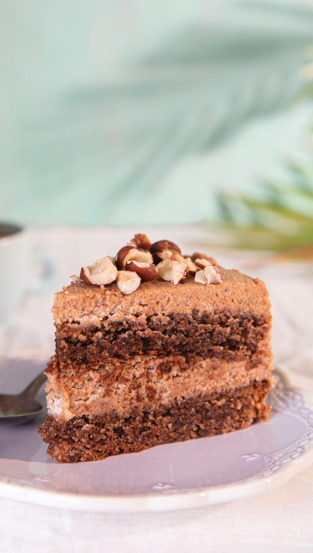 שכבות של עונג: עוגת קפה ואגוזים עם קרם תמרים