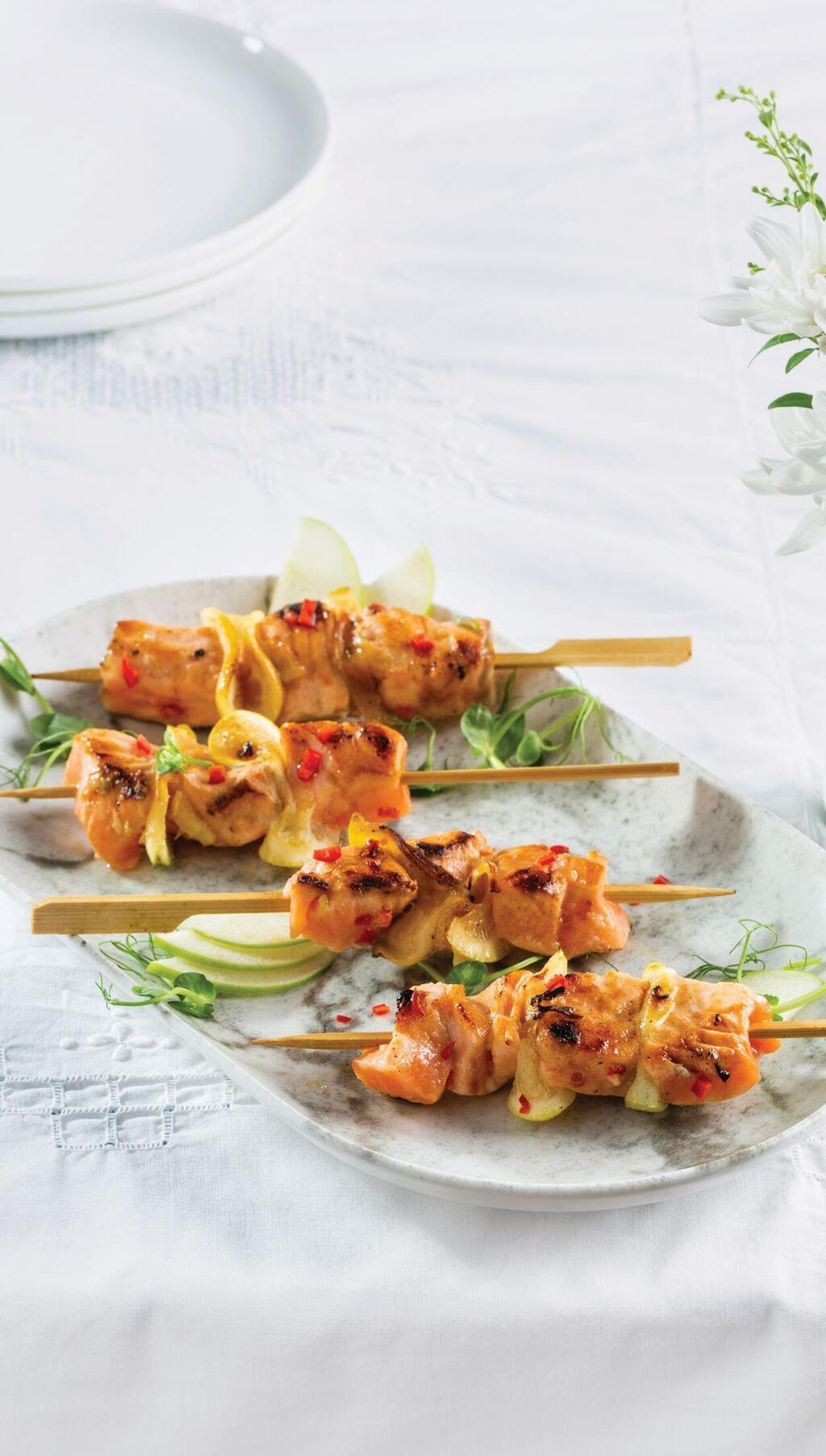 שיפודי סלמון עם תפוחים ולימונים