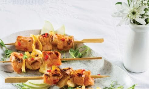 שיפודי סלמון עם תפוחים ולימונים