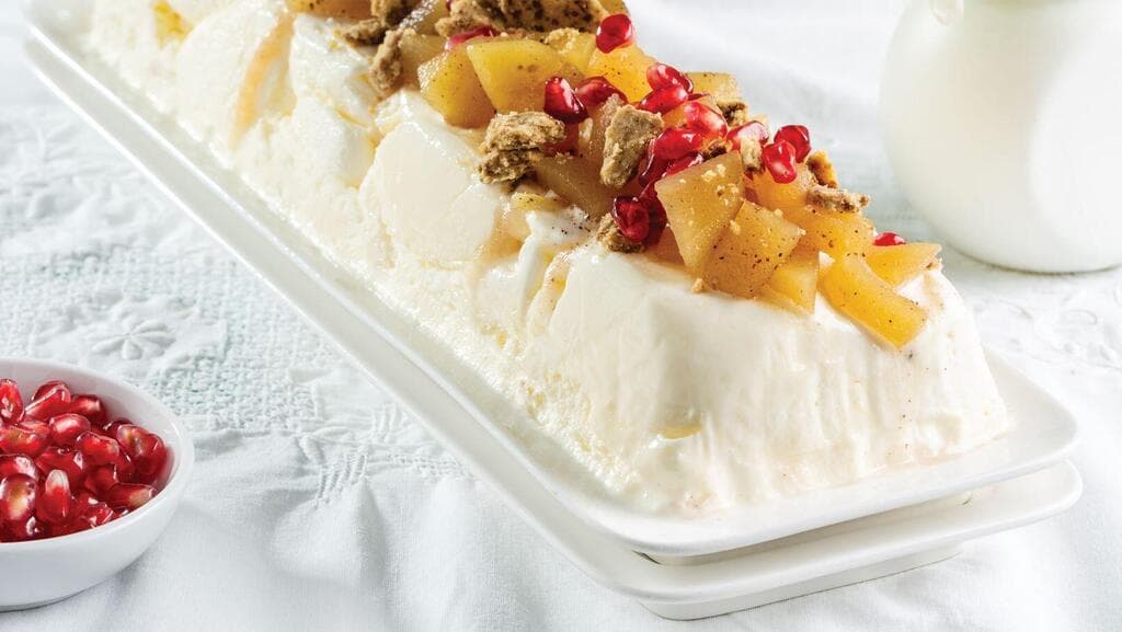 עוגת גלידה פטנט עם תפוחים מתובלים וקראמבל