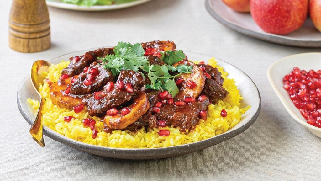 צלי בשר בתפוחים ורימונים על אורז צהוב