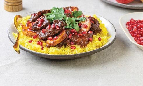 צלי בשר בתפוחים ורימונים על אורז צהוב