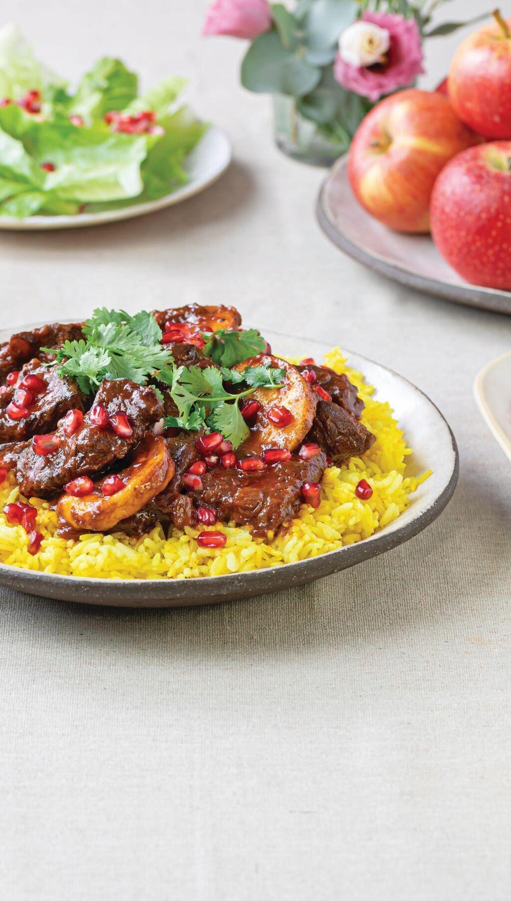 צלי בשר בתפוחים ורימונים על אורז צהוב