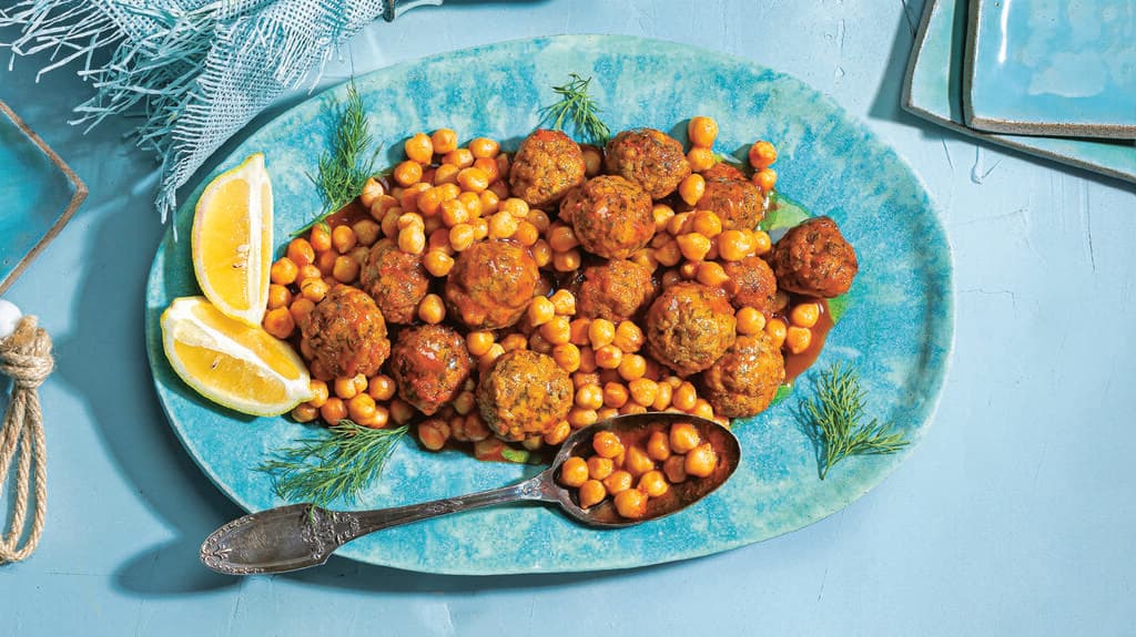 קציצות דגים וחומוס