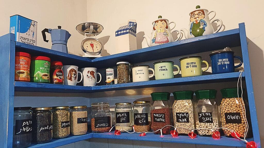 מיטה ישנה נהפכה למדף במטבח