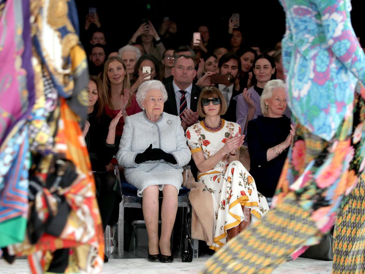המלכה אליזבת ה-II לצד אנה ווינטור בתצוגת אופנה של ריצ'רד קווין, 2018