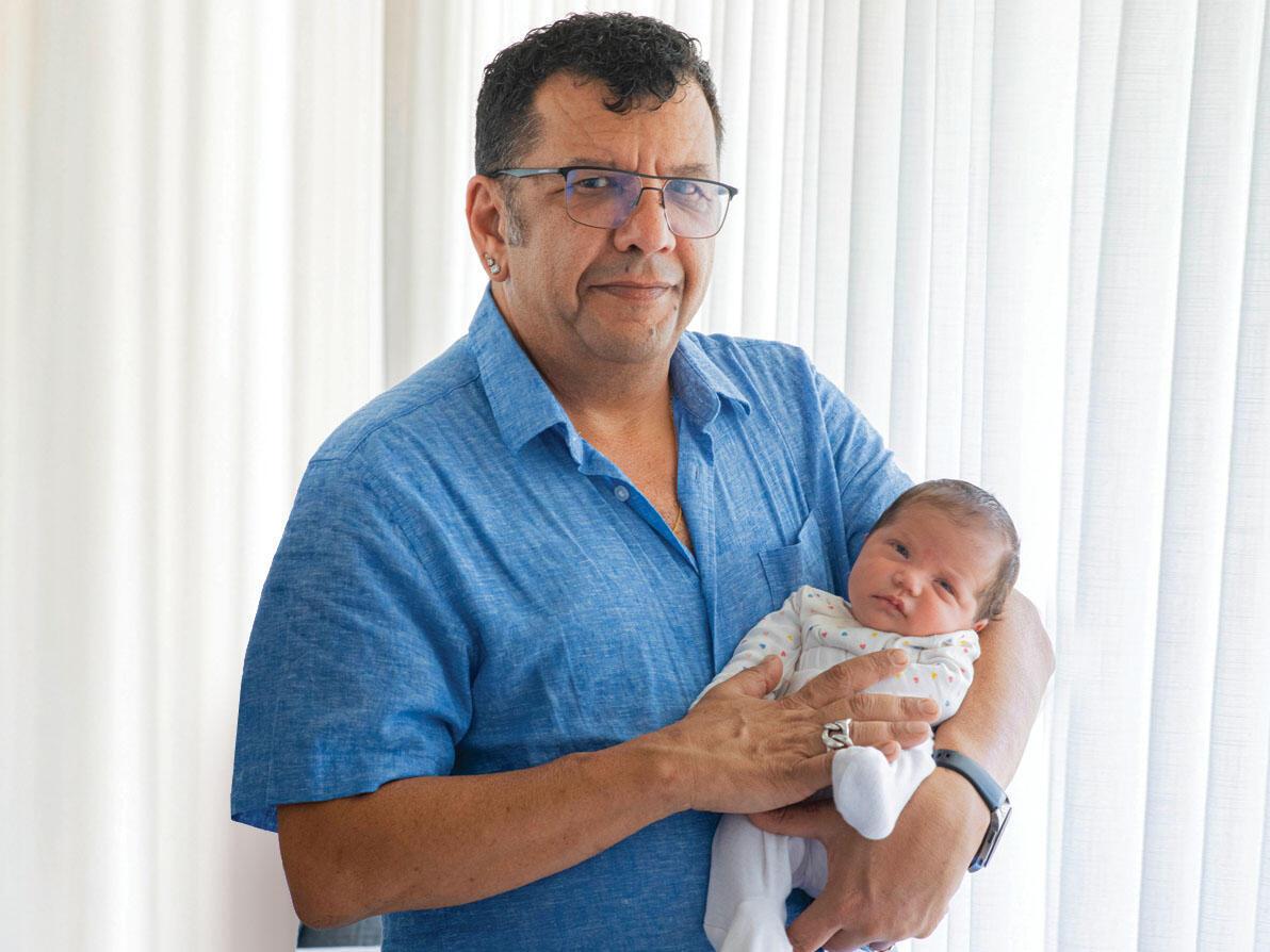 ד"ר רוני חן ונכדתו