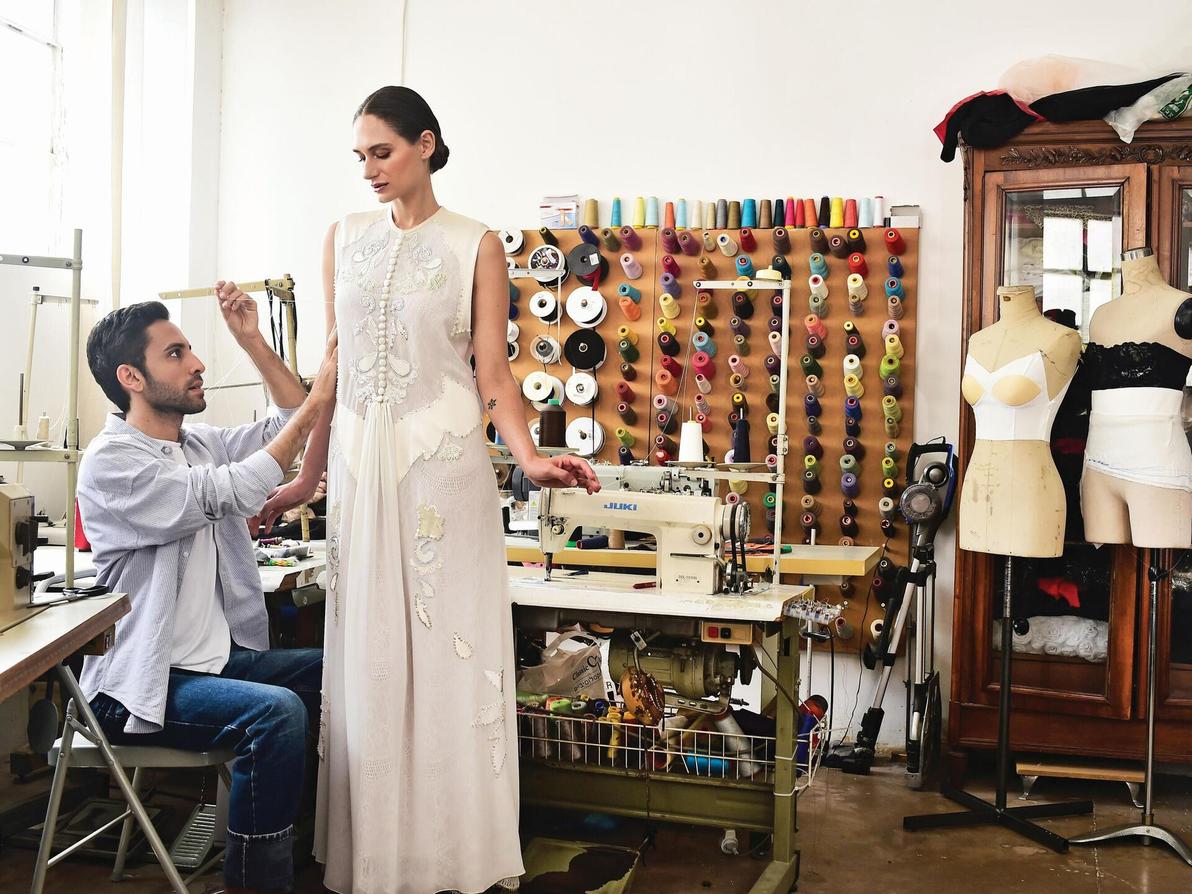 לדייק ולשחרר את מה שלא נכון. נועם פרוסט ומעצב האופנה קובי גולן (צילום: איתן טל, סטיילינג: תמי ארד־ברקאי) נועם פרוסט ומעצב האופנה קובי גולן