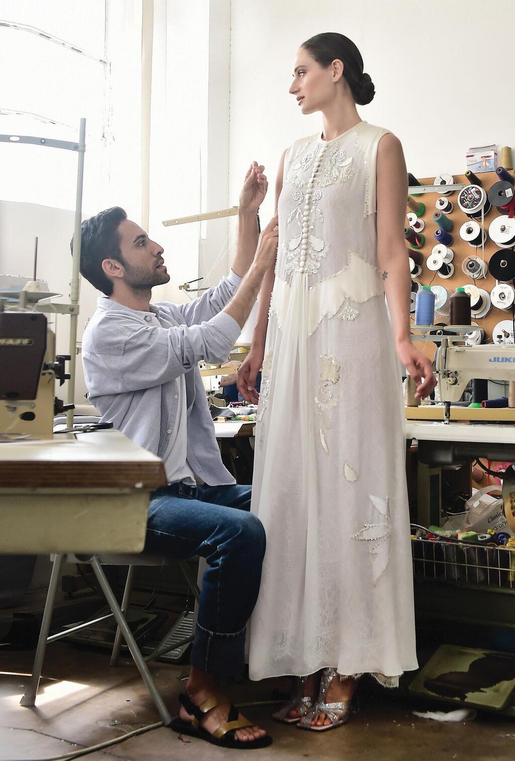 חזרה ל-Slow Fashion. קובי גולן (צילום: איתן טל, סטיילינג: תמי ארד־ברקאי) נועם פרוסט ומעצב האופנה קובי גולן