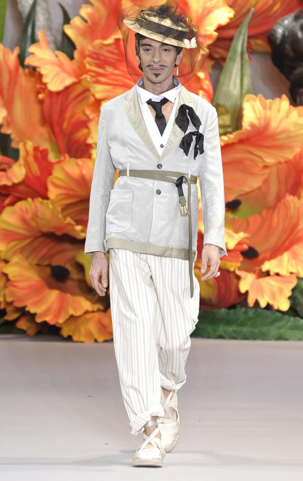 גליאנו בתצוגת אופנה של דיור, 2010 (צילום: Karl Prouse/Catwalking/Getty Images) ג'ון גליאנו בתצוגת אופנה של דיור, 2010