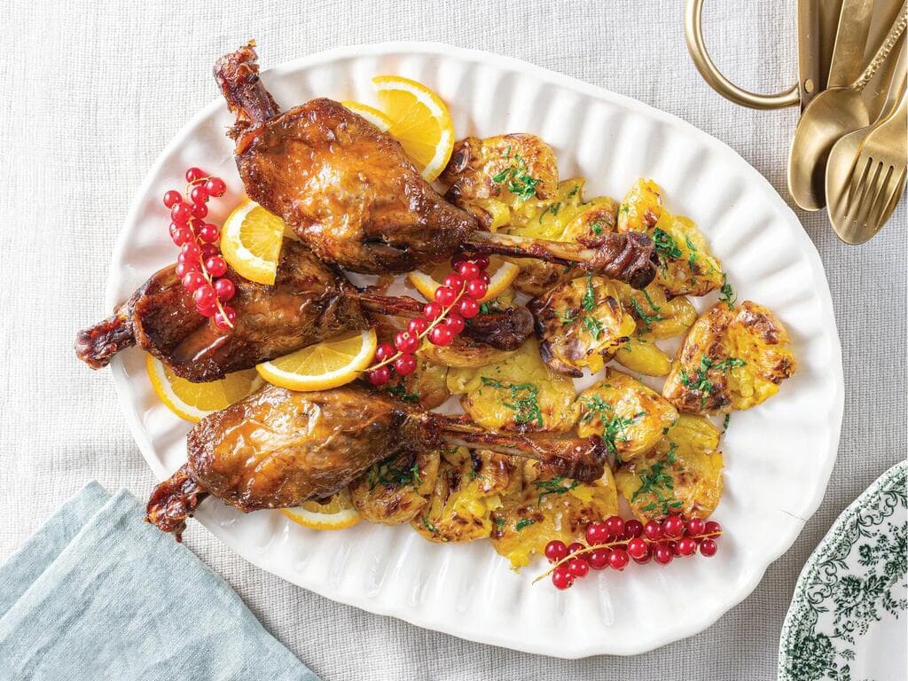 שוקי אווז קונפי בזיגוג תפוזים עם תפוחי אדמה פריכים 