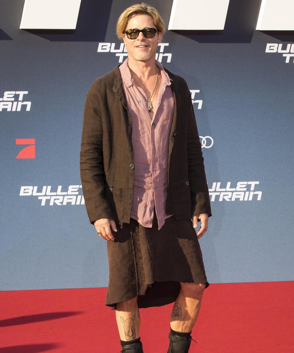 בראד פיט בחצאית בקידום הסרט "רכבת הקליע" (צילום: GettyImages/Ben Kriemann) בראד פיט בחצאית בקידום הסרט "רכבת הקליע"