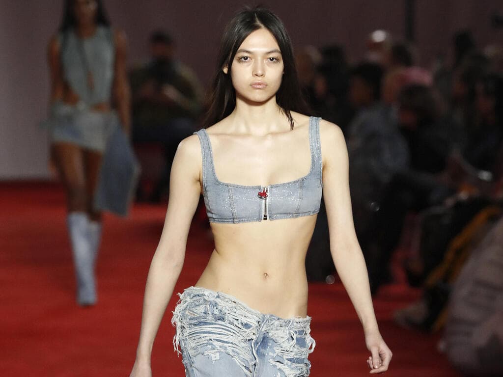 נמוך מים המלח. מתצוגת דיזל (צילום: GettyImages/Estrop) גזרה נמוכה בתצוגת האופנה של "דיזל"