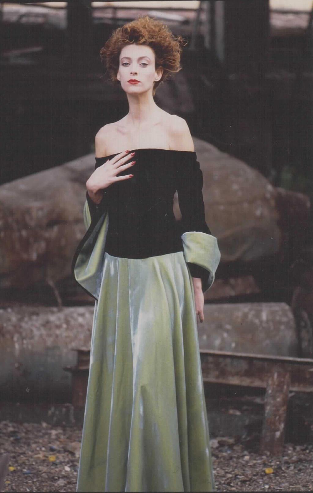 שמלה בעיצוב תמרה יובל ג'ונס בשנות ה-80