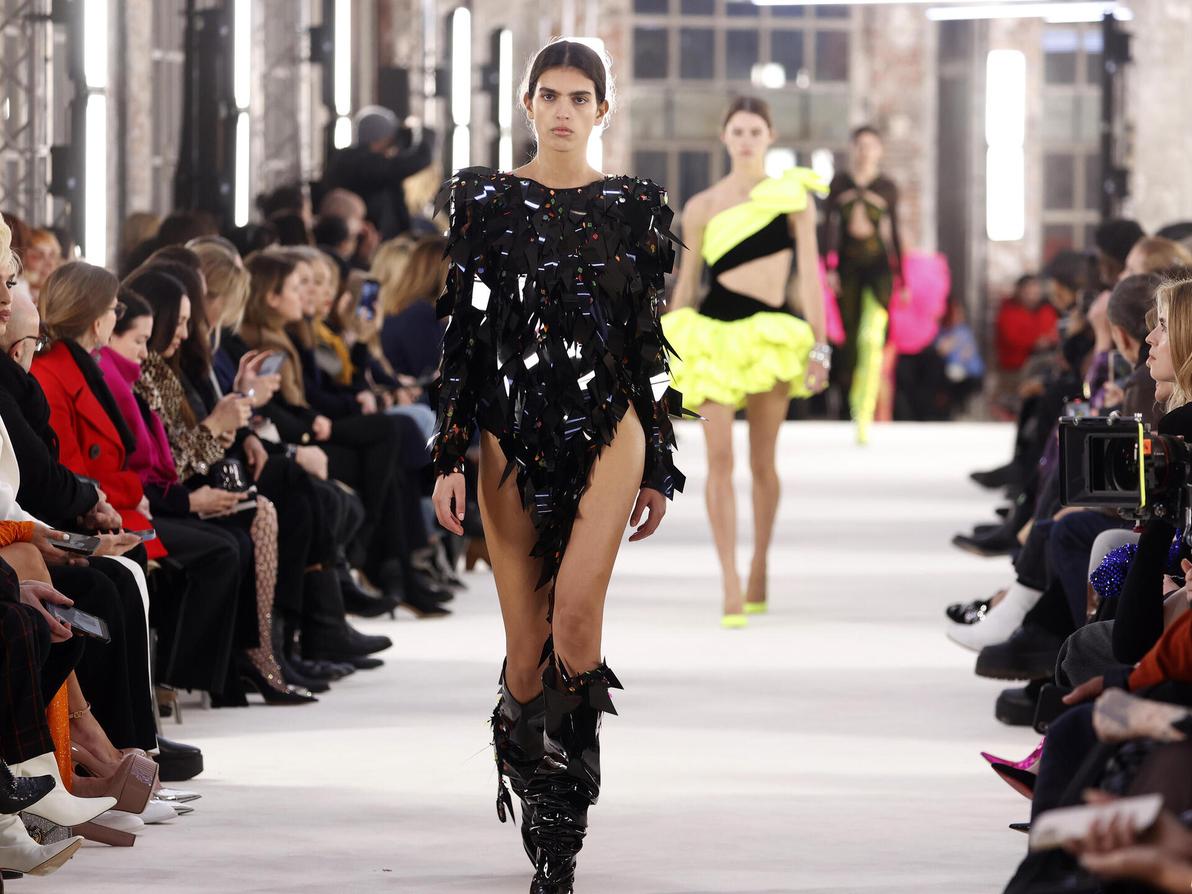 סאן מזרחי בתצוגת ההוט קוטור של אלכסנדר ווטייה לאביב-קיץ 2023