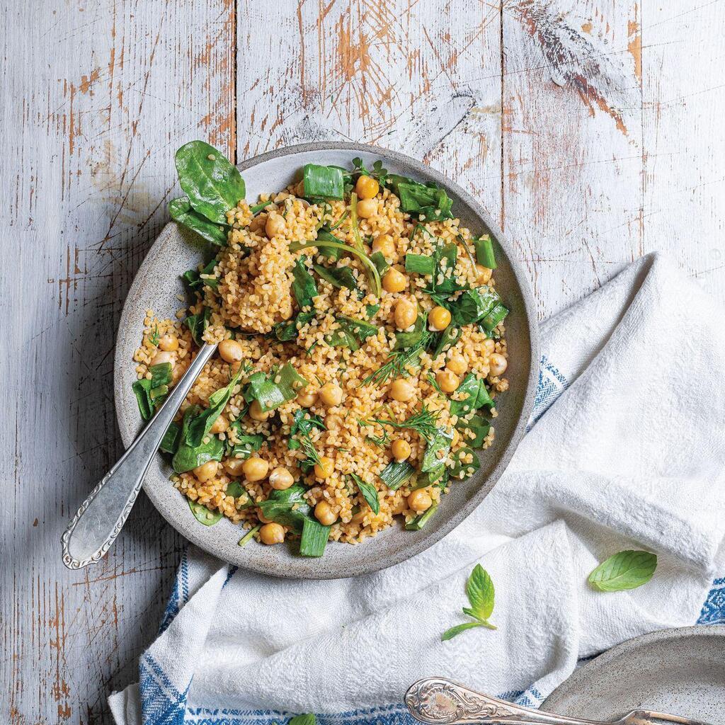 מג'דרה של בורגול, חומוס ותרד (צילום: שרית גופן, סגנון: עמית דונסקוי) מג'דרה של בורגול, חומוס ותרד