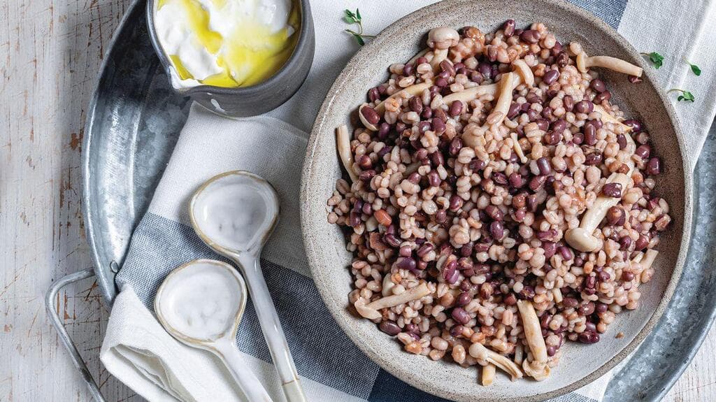 מג'דרה של גריסים שעועית אזוקי ופטריות 