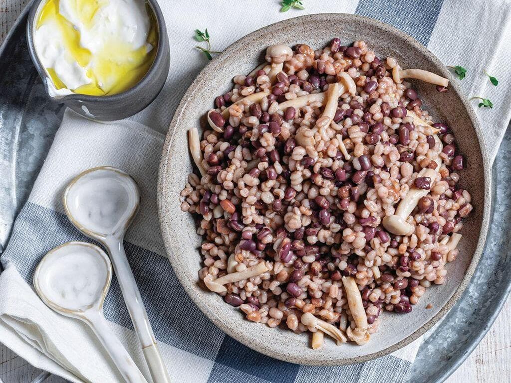 מג'דרה של גריסים שעועית אזוקי ופטריות (צילום: שרית גופן, סגנון: עמית דונסקוי) מג'דרה של גריסים שעועית אזוקי ופטריות