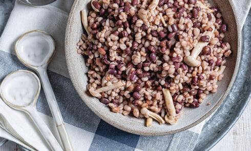 מג'דרה של גריסים שעועית אזוקי ופטריות 