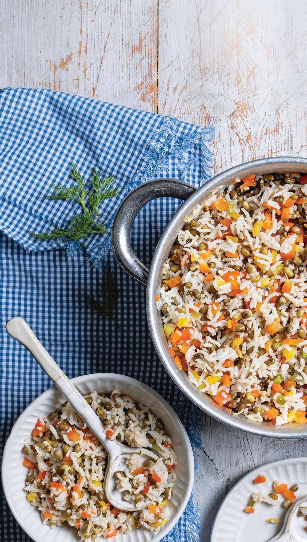 מג'דרה של אורז בסמטי, שעועית מש ופלפלים 