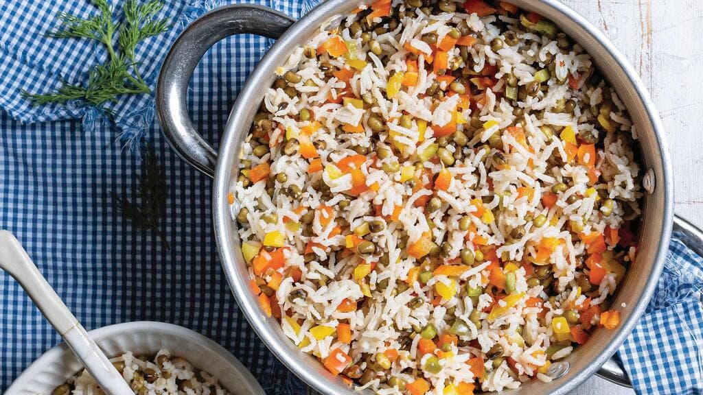 מג'דרה של אורז בסמטי, שעועית מש ופלפלים 