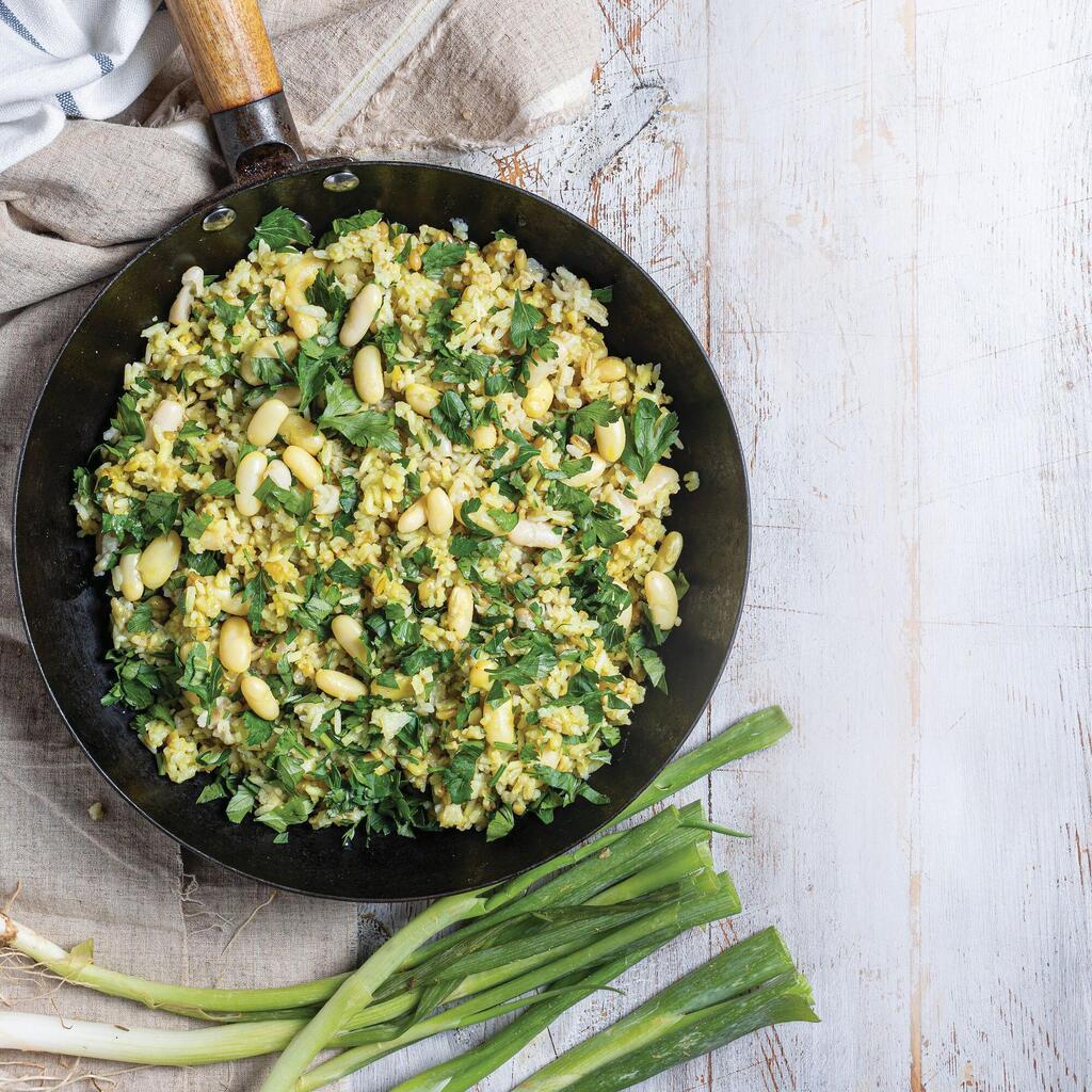 מג'דרה של פריקה, אורז ושעועית לבנה (צילום: שרית גופן, סגנון: עמית דונסקוי) מג'דרה של פריקה, אורז ושעועית לבנה