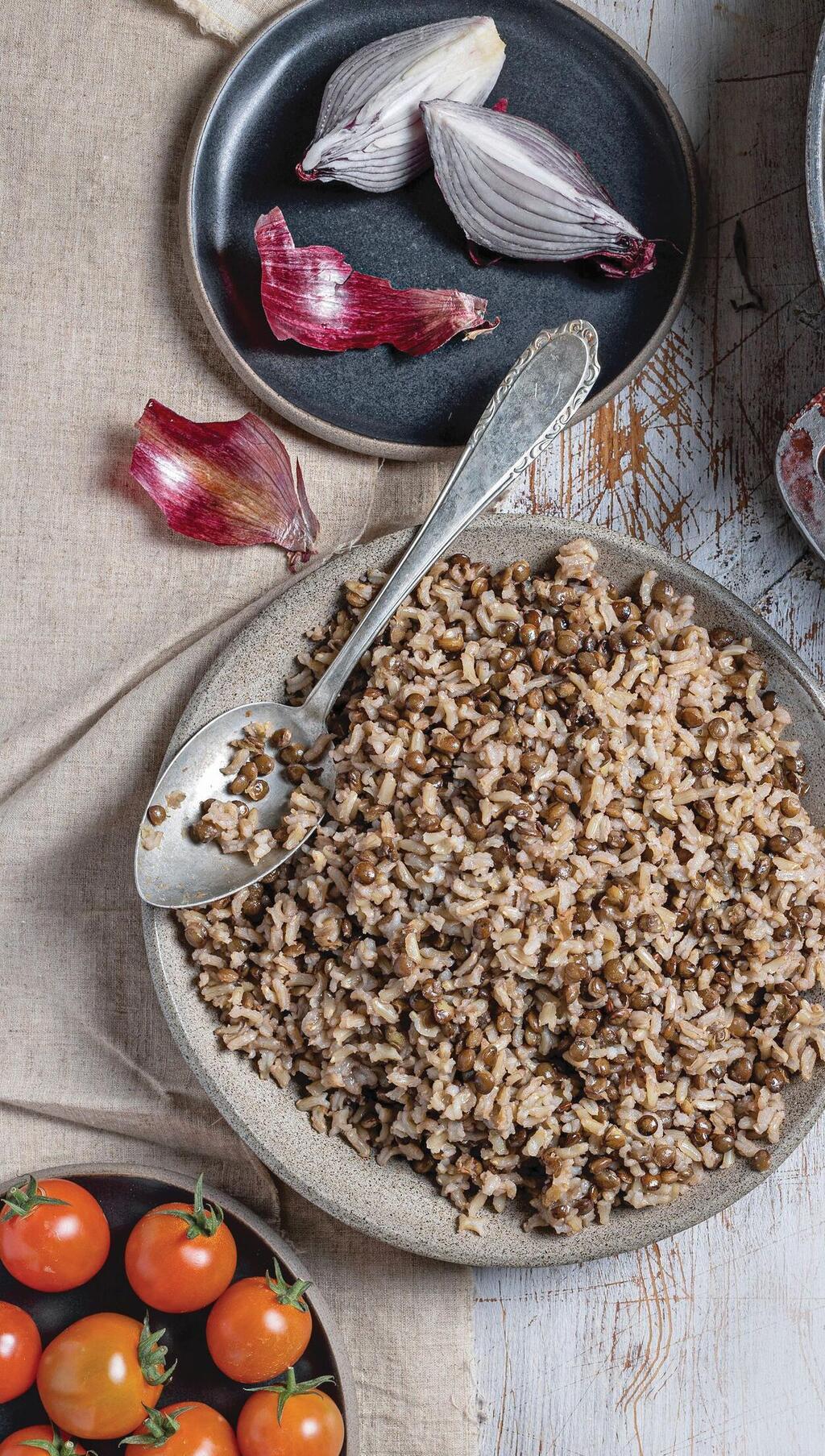 מג'דרה של אורז מלא ועדשים שחורות 