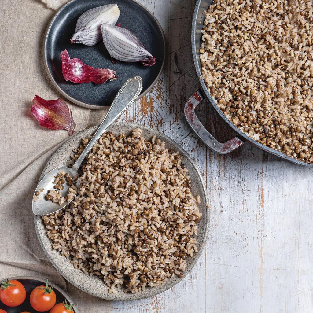 מג'דרה של אורז מלא ועדשים שחורות (צילום: שרית גופן, סגנון: עמית דונסקוי) מג'דרה של אורז מלא ועדשים שחורות