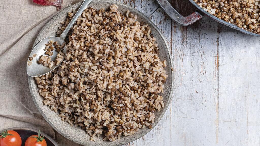 מג'דרה של אורז מלא ועדשים שחורות 