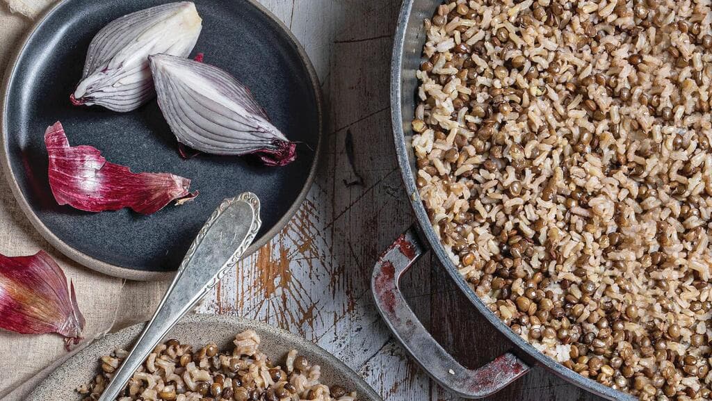 מג'דרה של אורז מלא ועדשים שחורות 