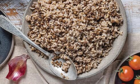 מג'דרה של אורז מלא ועדשים שחורות 