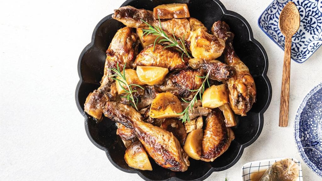 עוף ותפוחי אדמה צלויים בתה