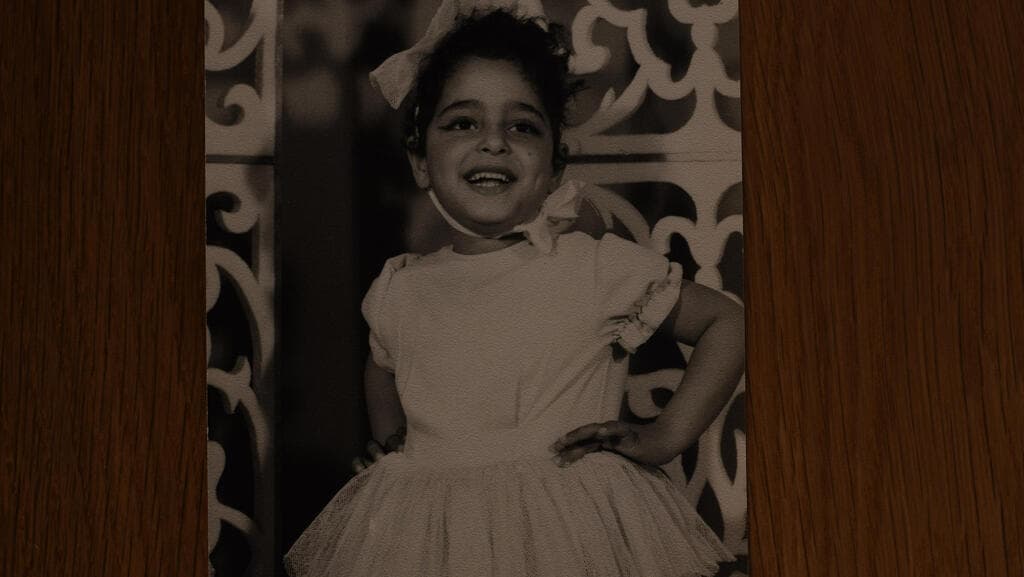 "אני זוכרת בית עצוב". מירי שרגאי בילדותה (צילום: אלבום פרטי) מירי שרגאי בילדותה