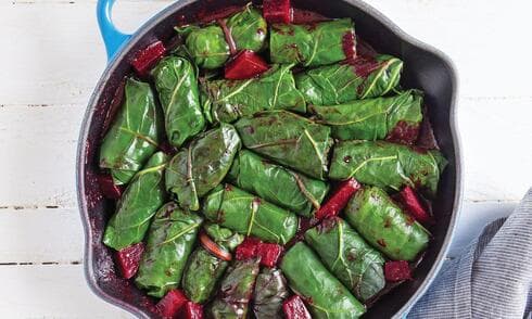 עלי מנגולד ממולאים בשר ובורגול ברוטב סלק