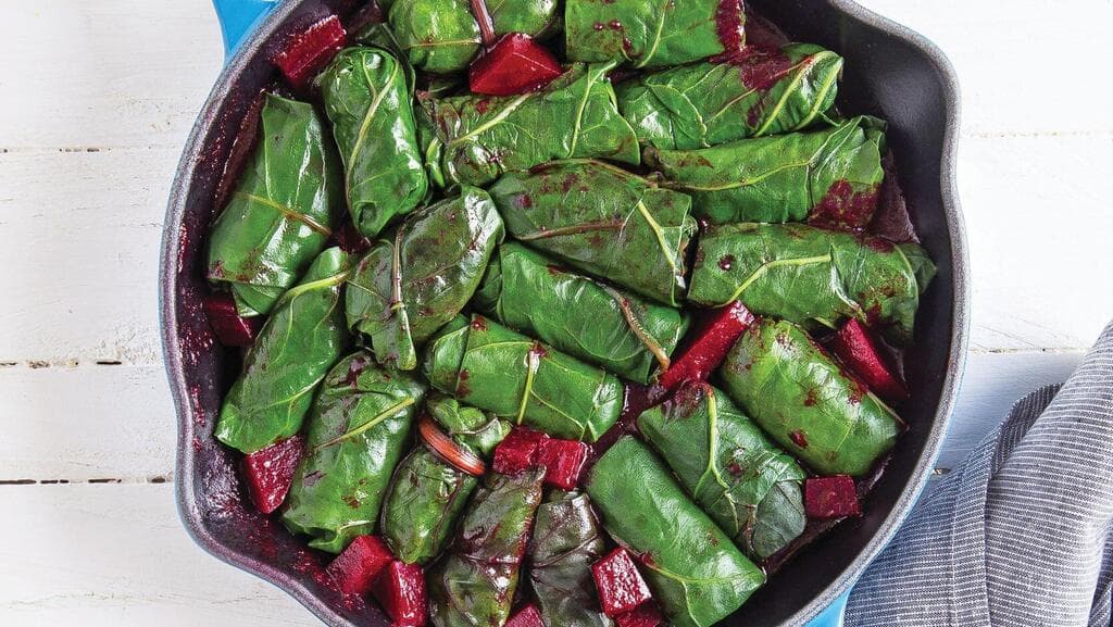 עלי מנגולד ממולאים בשר ובורגול ברוטב סלק