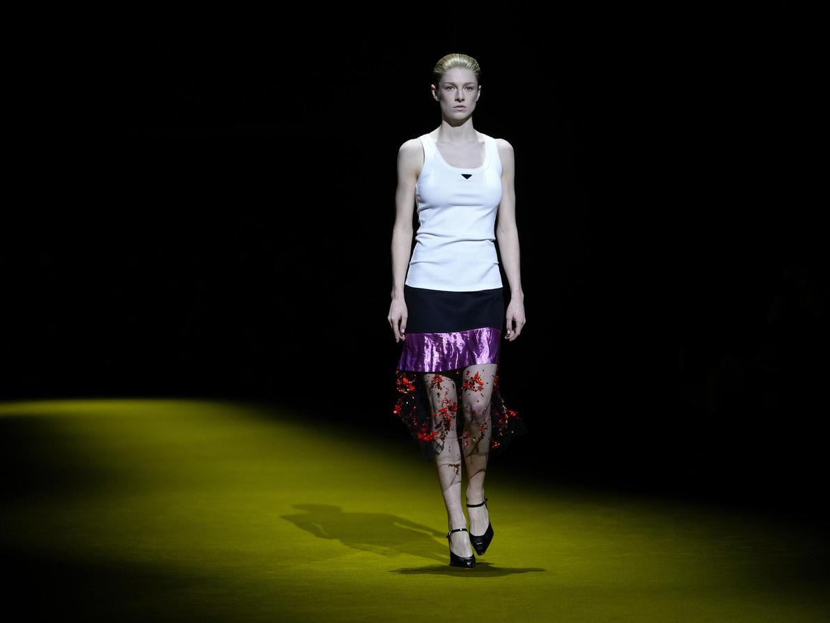 האנטר שפר מדגמנת בתצוגת סתיו-חורף 2022-23 של פראדה