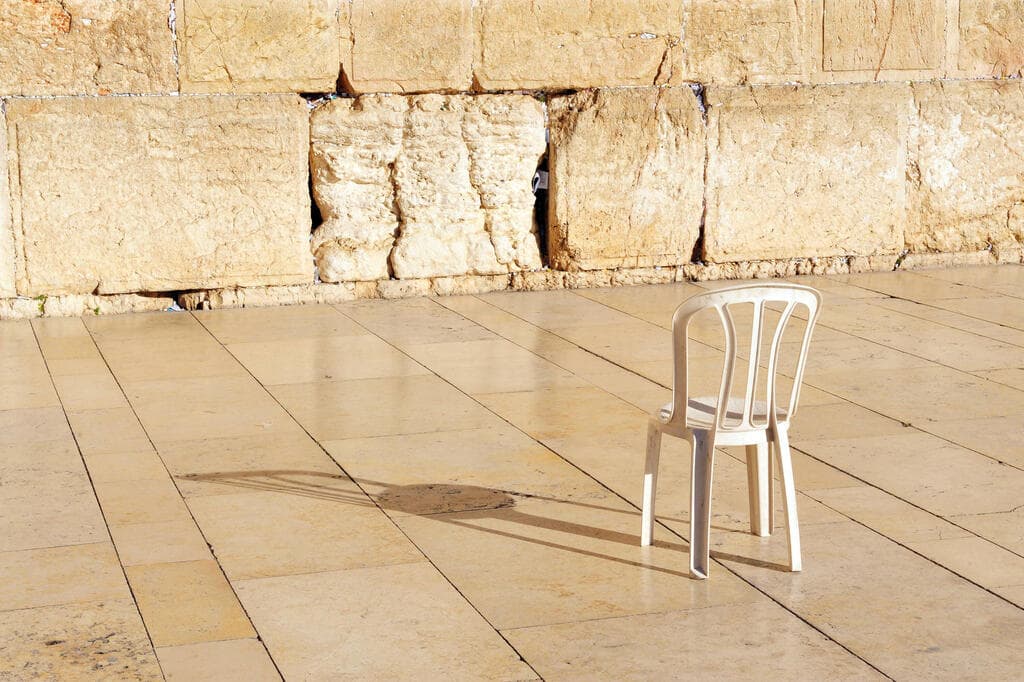 סמל ישראלי. כיסא כתר פלסטיק (צילום: shutterstock) כיסא כתר פלסטיק