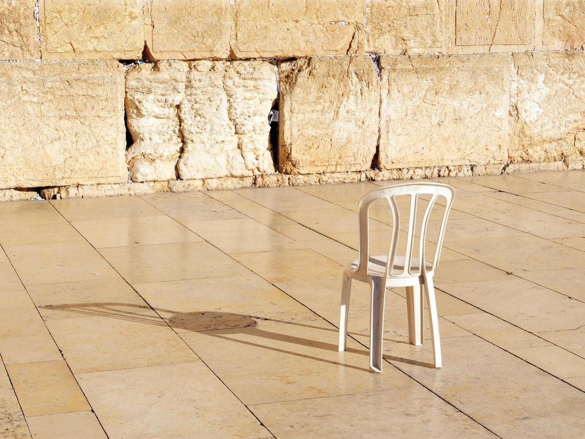 חברה ותיקה שמתחדשת (צילום: shutterstock) כיסא כתר פלסטיק
