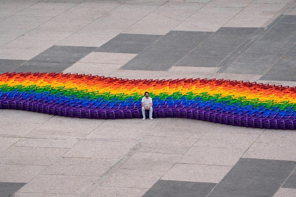 האמן אורי שיפרין ענבי יצר מיצב מיוחד בשיתוף פעולה צבעוני עם חברת כתר - כ-1,200 כיסאות פלסטיק בצבעי דגל הגאווה