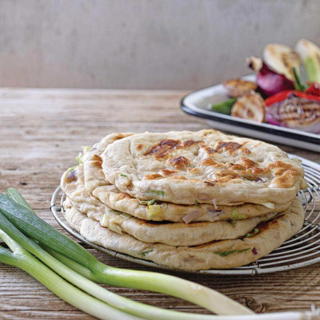 לחם שטוח עם שלושה בצלים בגריל (צילום: שרית גופן. סטיילינג: נעה קנריק) לחם שטוח עם שלושה בצלים בגריל