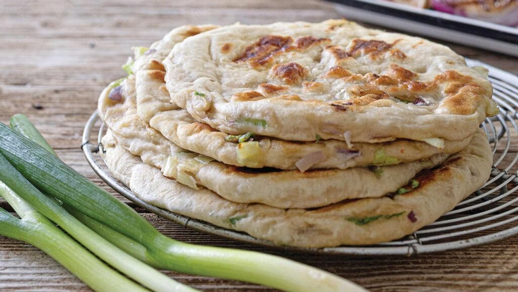 לחם שטוח עם שלושה בצלים בגריל