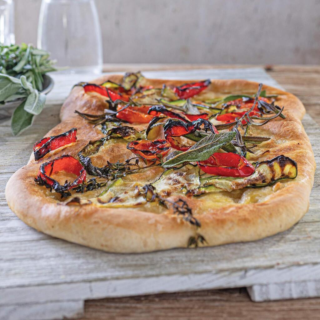 פוקאצ'ה צכעונית בגריל (צילום: שרית גופן, סטיילינג: נעה קנריק) פוקאצ'ה צכעונית בגריל