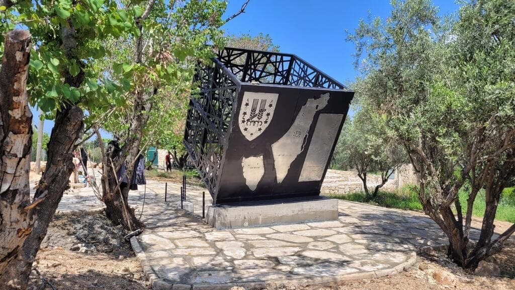 אנדרטת הקוביה בתכנון CityBee חטיבת הראל 