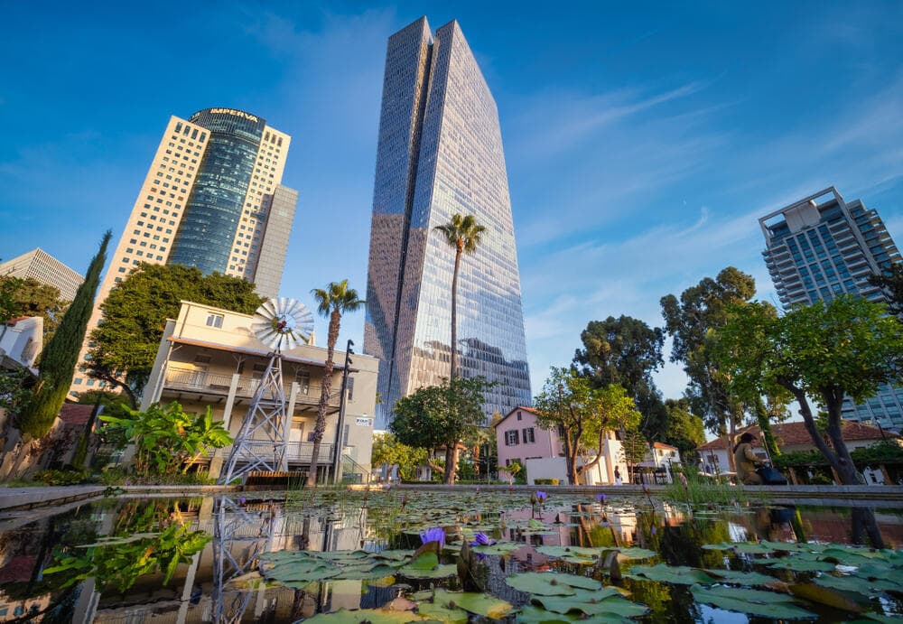 עד מתי נבנה מגדלי זכוכית? מגדל עזריאלי שרונה (צילום: Seth Aronstam, Shutterstock) מגדל עזריאלי שרונה על רקע מתחם שרונה