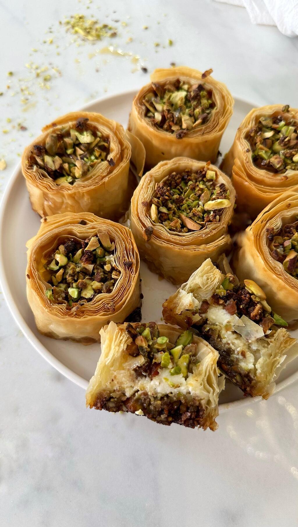 גלילה בקלאווה אישיים במלית גבינה ופיסטוקים (צילום" עדי מרום) גלילה בקלאווה אישיים במלית גבינה ופיסטוקים