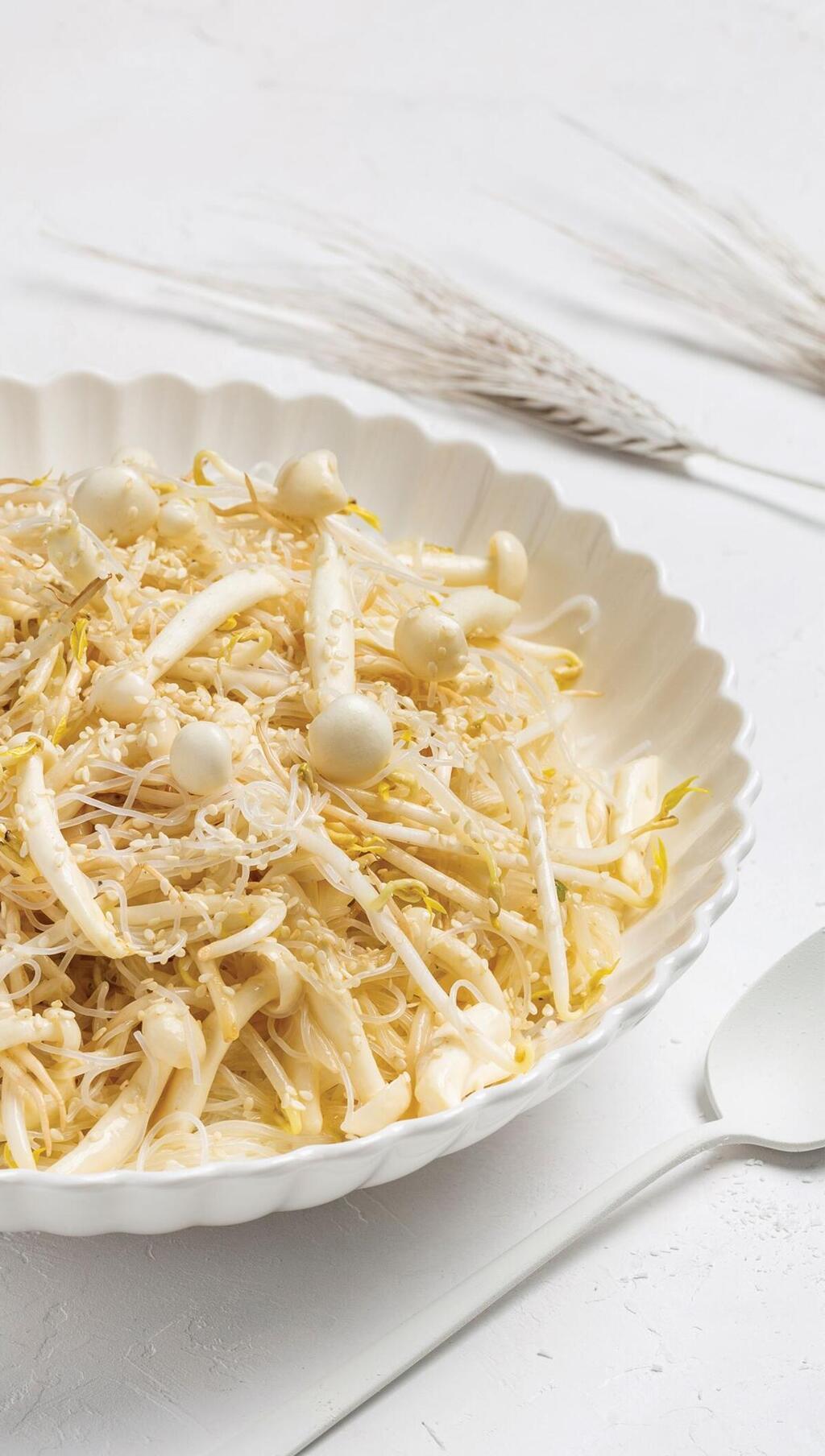 סלט אטריות שעועית, פטריות ונבטים