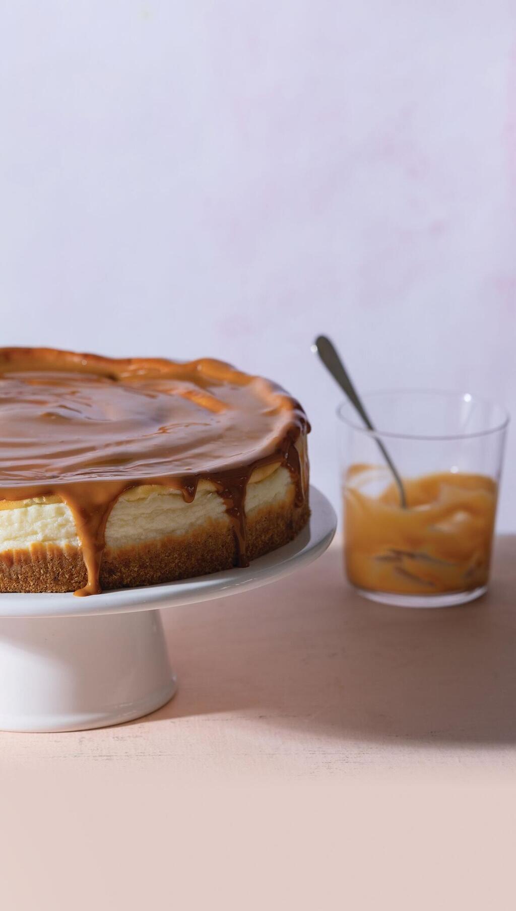 עוגת גבינה עם קוטג' וקרם ריבת חלב