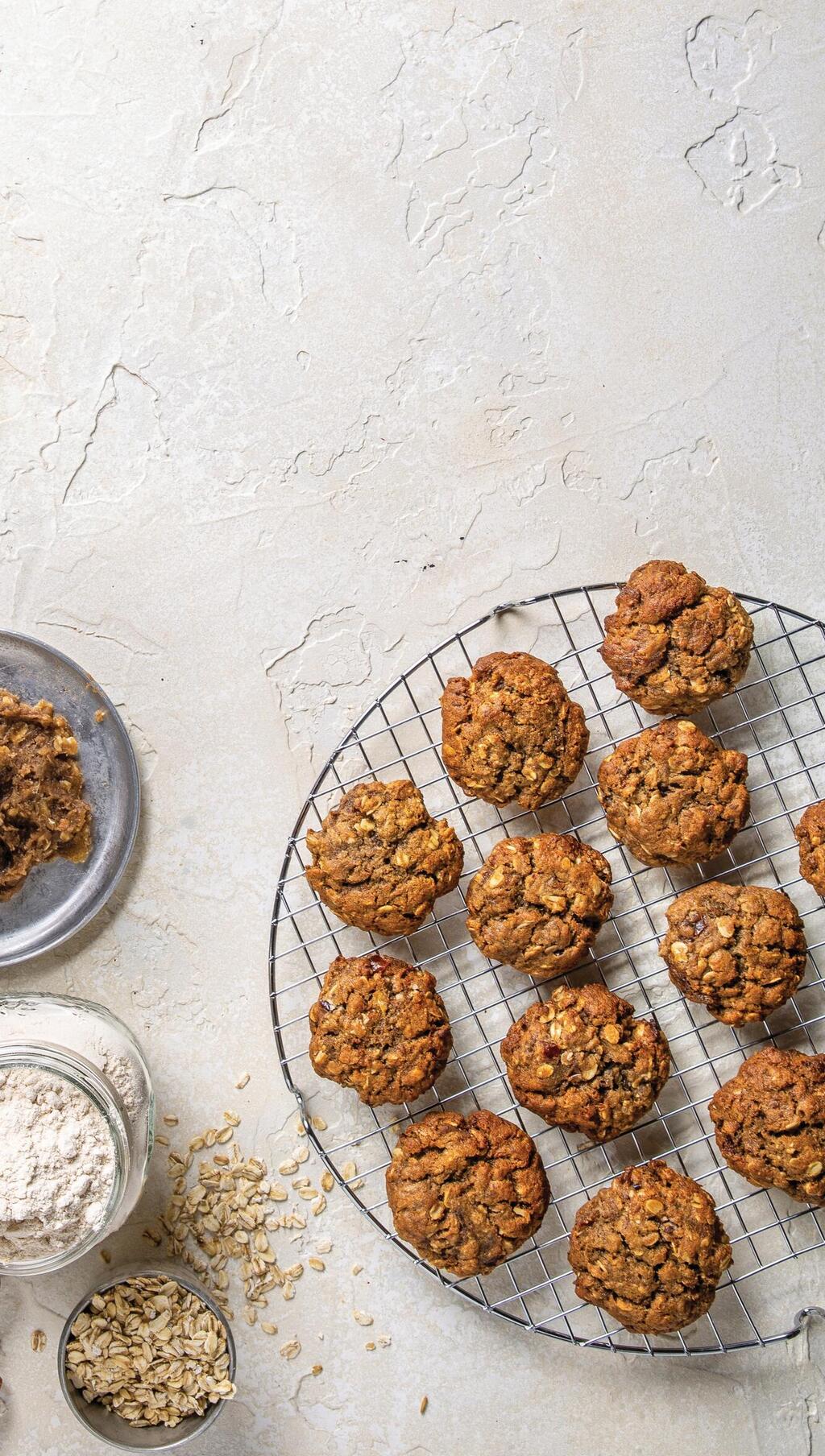 עוגיות תמרים ושיבולת שועל (צילום: בועז לביא, סגנון: נעה קנר) עוגיות תמרים ושיבולת שועל